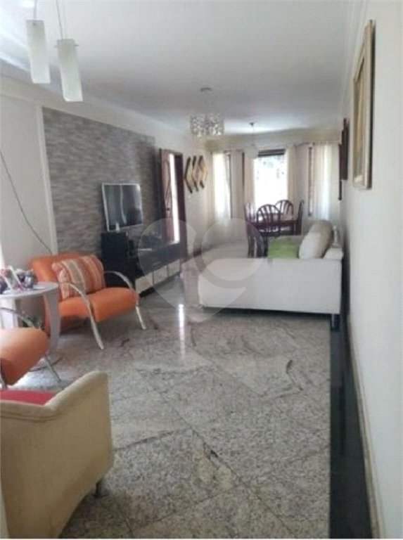 Sobrado à venda com 4 quartos, sendo 3 suítes, em Vila Irmãos Arnoni, São Paulo, SP