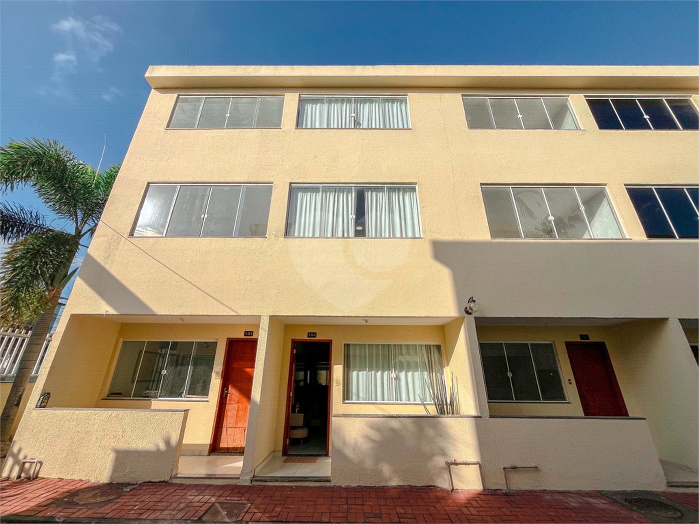 Casa à venda com 4 quartos, sendo 1 suíte, no condomínio Imperial Santa Cruz, Rio de Janeiro - RJ