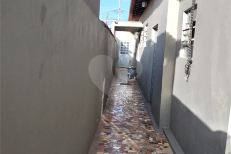 Casa Térrea com 3 dormitórios.