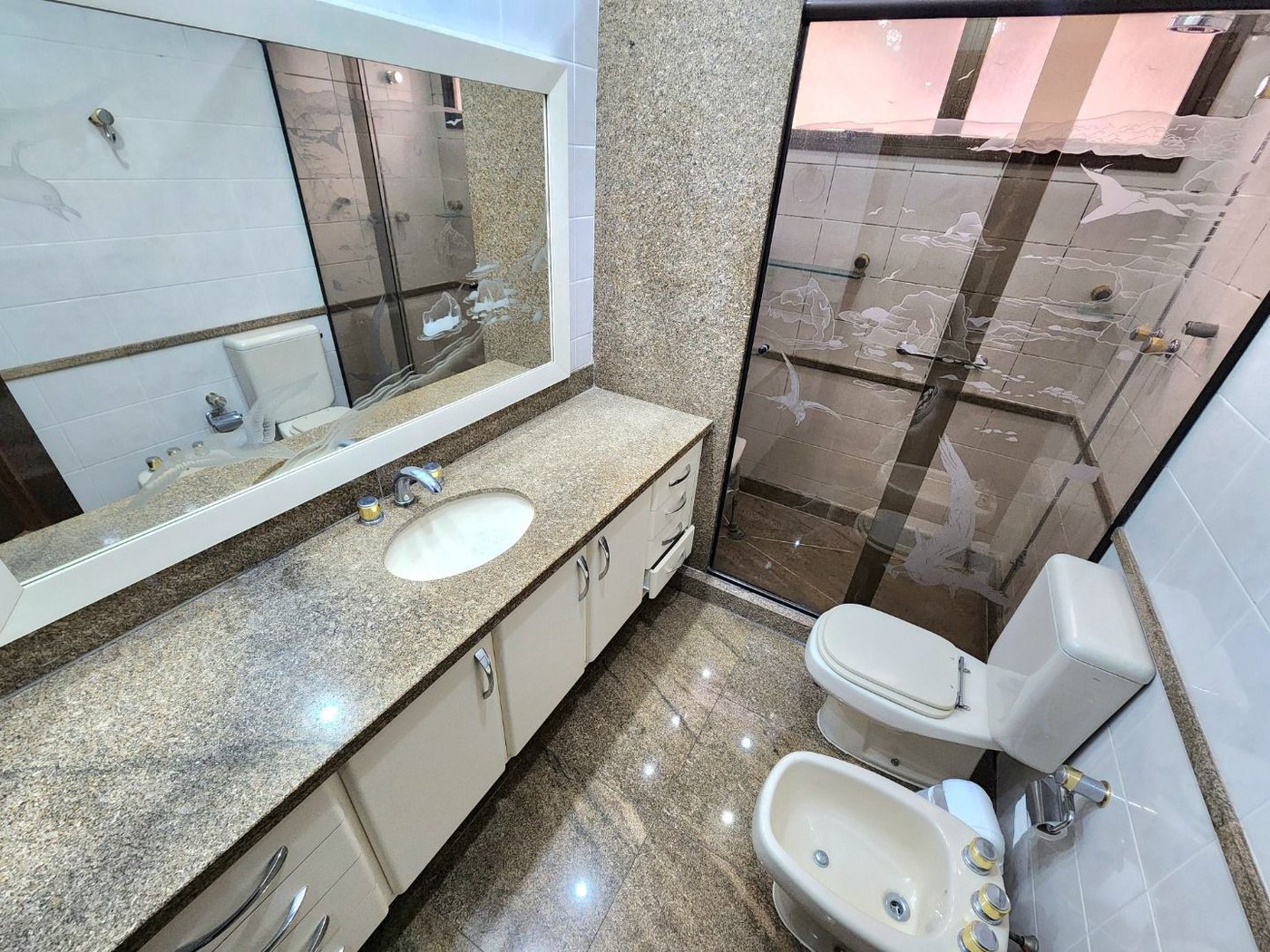 Apartamento Alto Padrão Frente Mar com 4 Dormitórios, 3 Suítes e 3 Vagas na Orla de Santos
