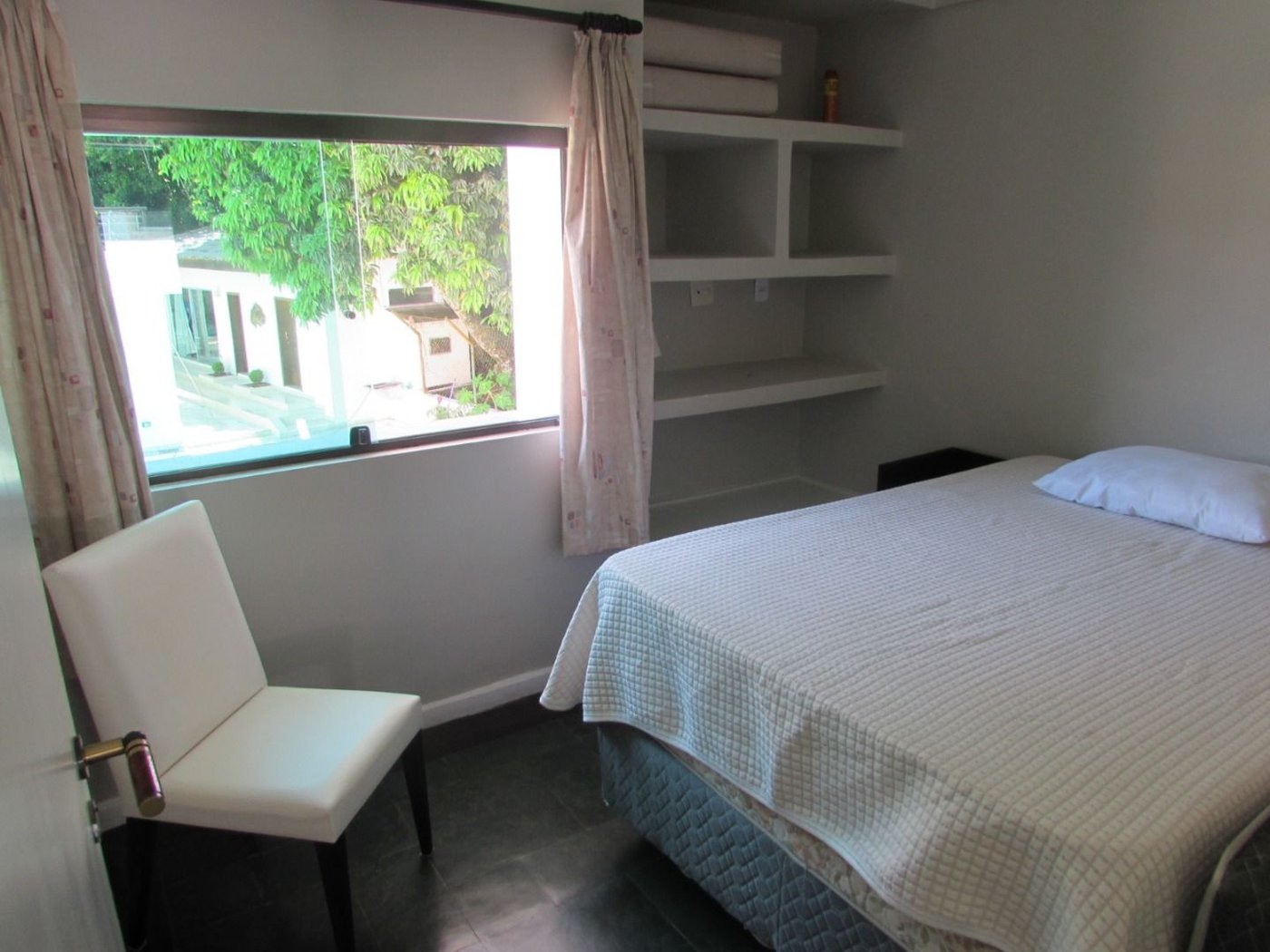 Casa de Alto Padrão com 5 Suítes e Lazer Completo– Guarujá