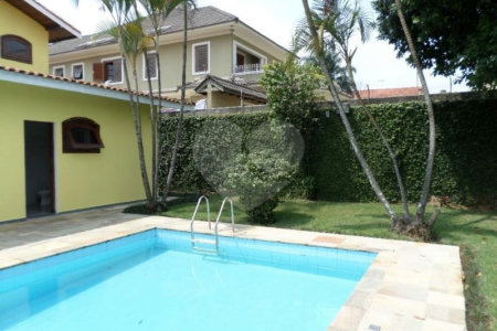 Sobrado à venda com 4 quartos, sendo 2 suítes,  em Interlagos, São Paulo, SP
