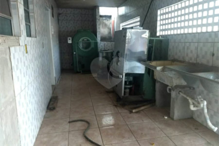Imóvel comercial contendo terreno com área total de 3.000,00 m² .