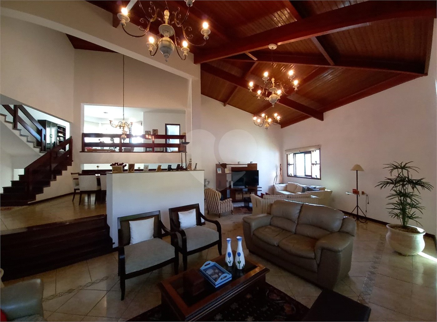 Casa à venda com 4 quartos, sendo 1 suíte, no condomínio Vale do Itamaracá, Valinhos - SP