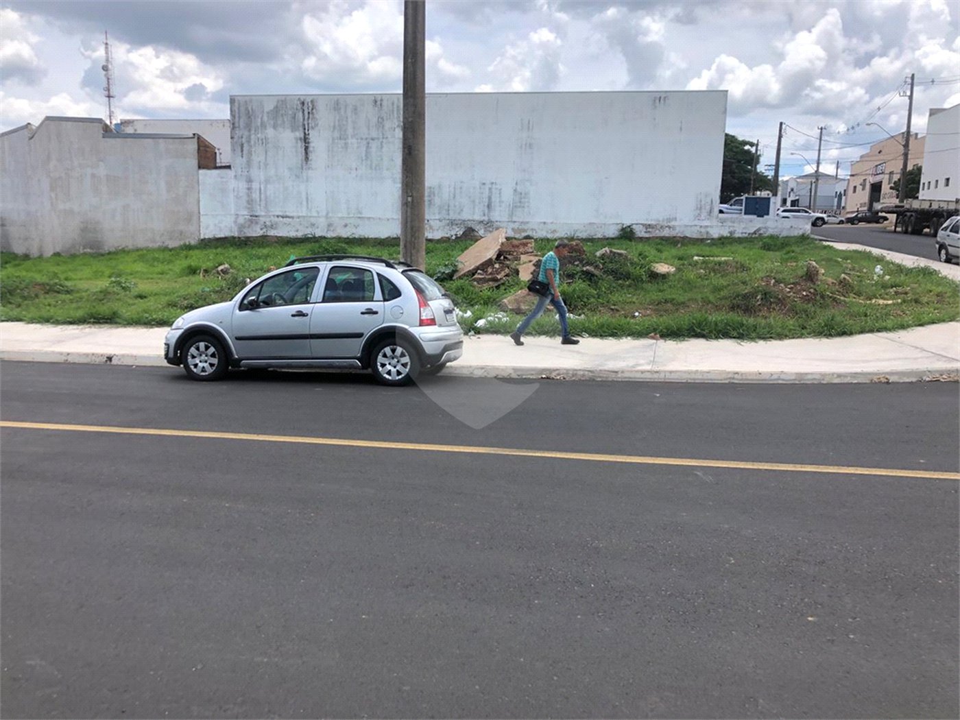 Terreno de 1.322,60 m² a 150 m da Av. Getulio Vargas