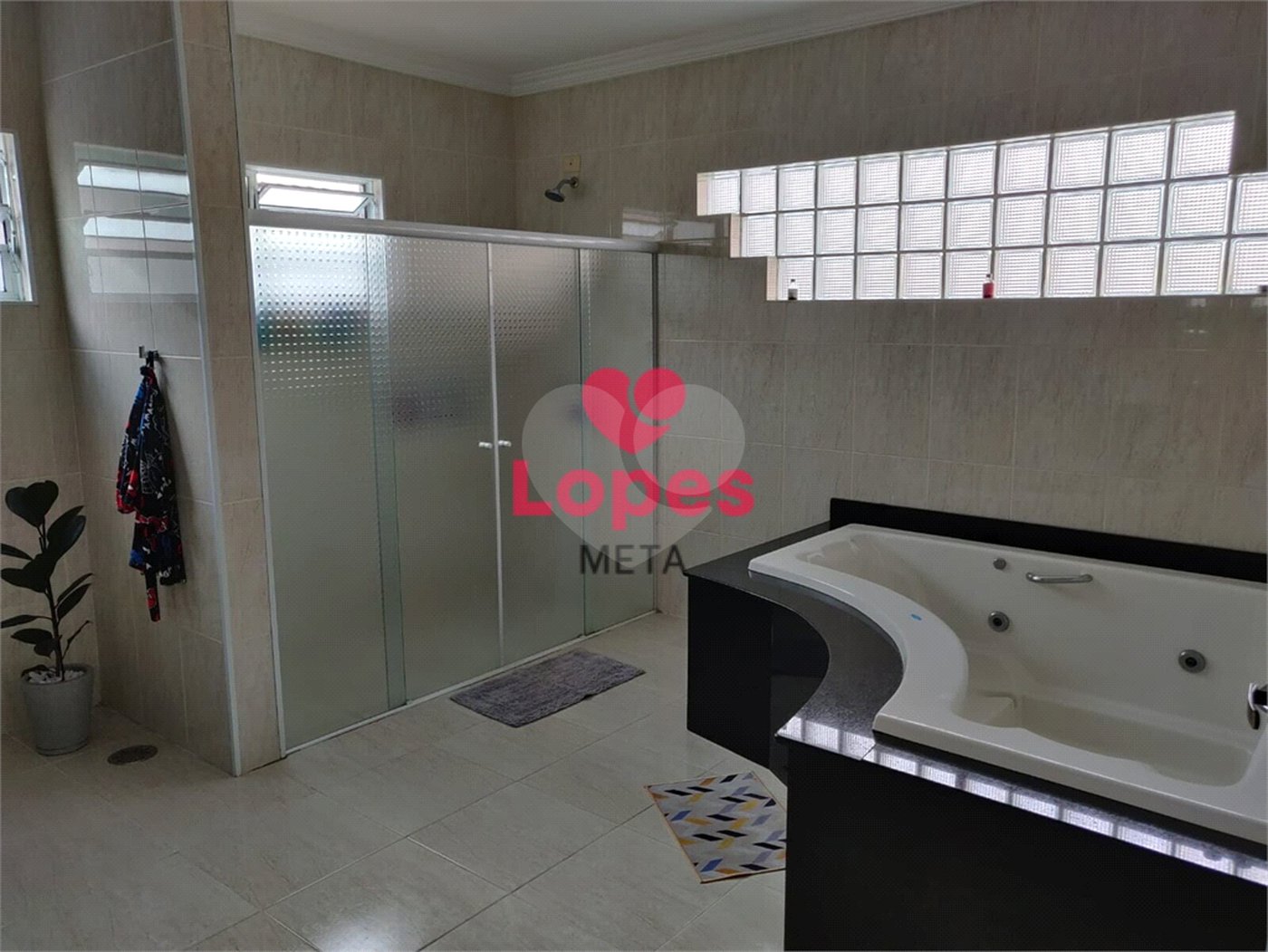 Casa à venda com 3 suítes no condomínio Jaridim Coleginho, Jacareí - SP