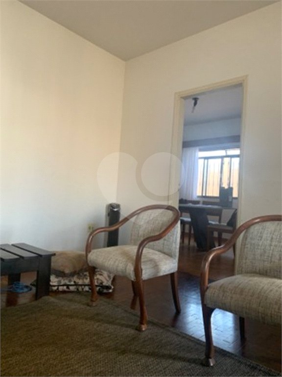 Casa térrea com 3 dormitórios, sendo 1 suíte .