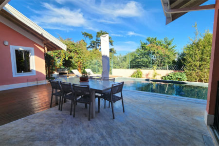 Casa à venda com 4 quartos, sendo 2 suítes, no condomínio Residencial Jardim Primavera, Louveira - SP