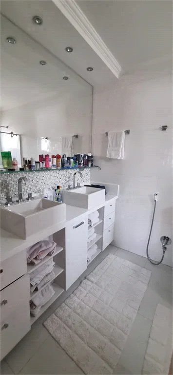 Casa à venda com 4 quartos, sendo 2 suítes,  no condomínio Casas de Windsor, São Paulo - SP