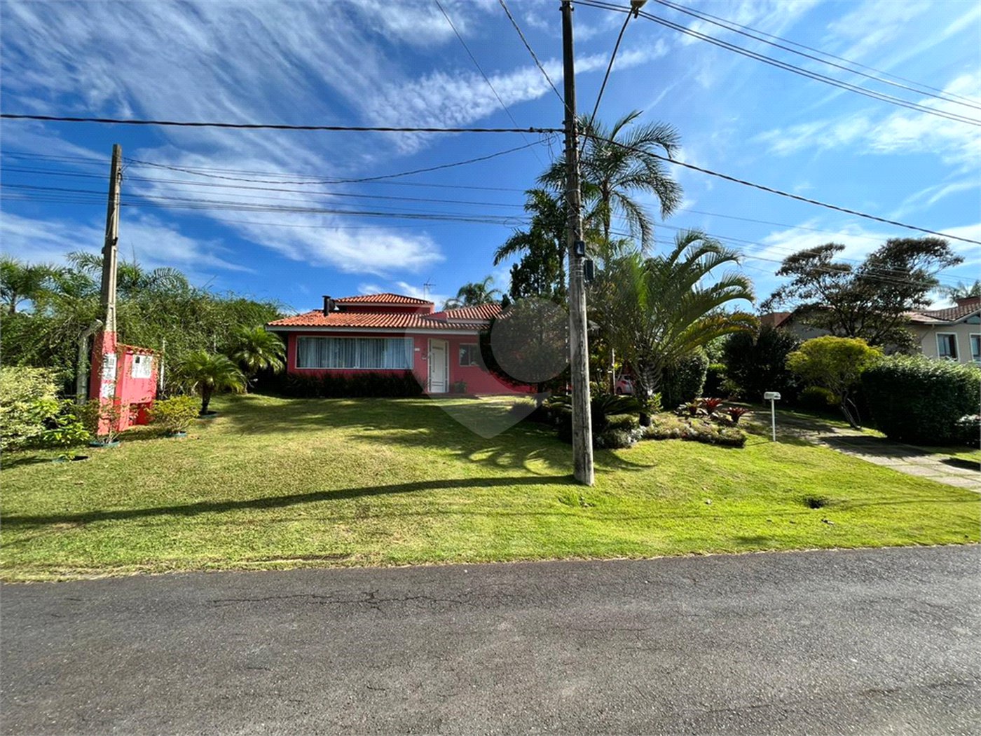 Casa à venda com 3 quartos, sendo 1 suíte,  no condomínio Portal do Sabiá, Araçoiaba da Serra - SP