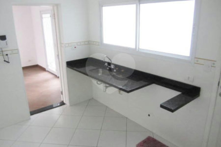 Casa à venda com 4 quartos, sendo 2 suítes, em Moema, São Paulo, SP