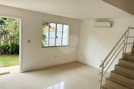Casa à venda com 4 quartos, sendo 3 suítes, no condomínio Morada da Serra Residencial, Rio de Janeiro - RJ