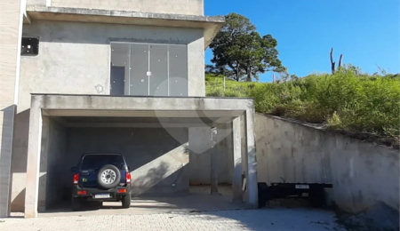 Casa à venda com 3 suítes no condomínio Aútria da Cantareira, Mairiporã - SP
