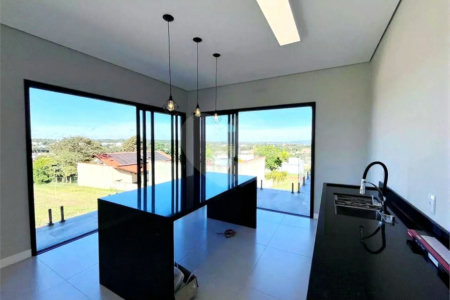 Casa à venda com 3 suítes no condomínio Ninho Verde II, Pardinho - SP