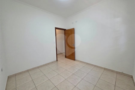 Casa à venda com 3 quartos, sendo 1 suíte, no condomínio Residencial Jardim das Palmeiras, Vinhedo - SP