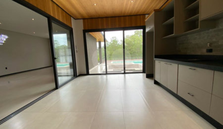 Casa à venda com 4 quartos, sendo 3 suítes,  no condomínio Jardim das Palmeiras, Bragança Paulista - SP