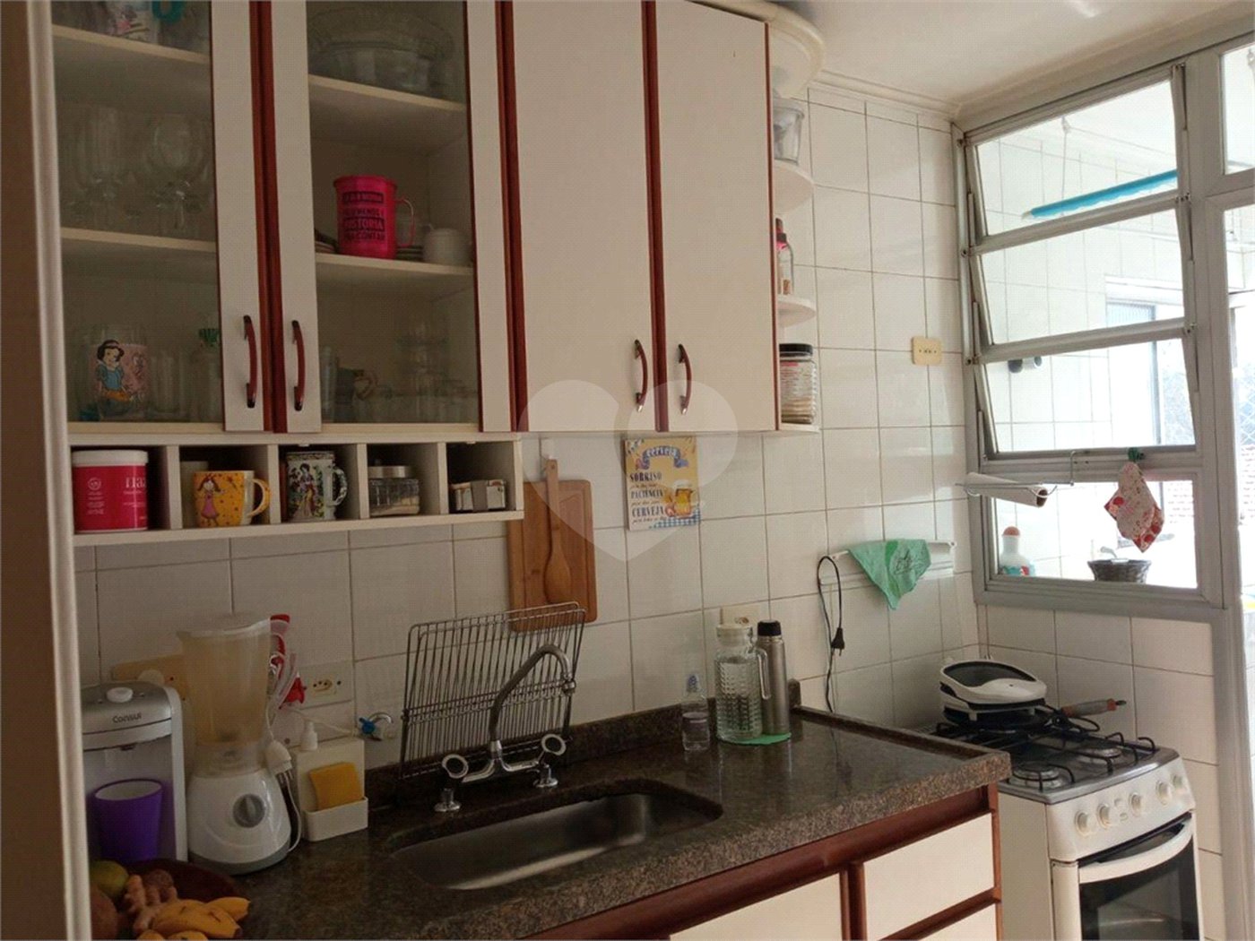Lindo apartamento, muito bem conservado, com bom espaço interno.