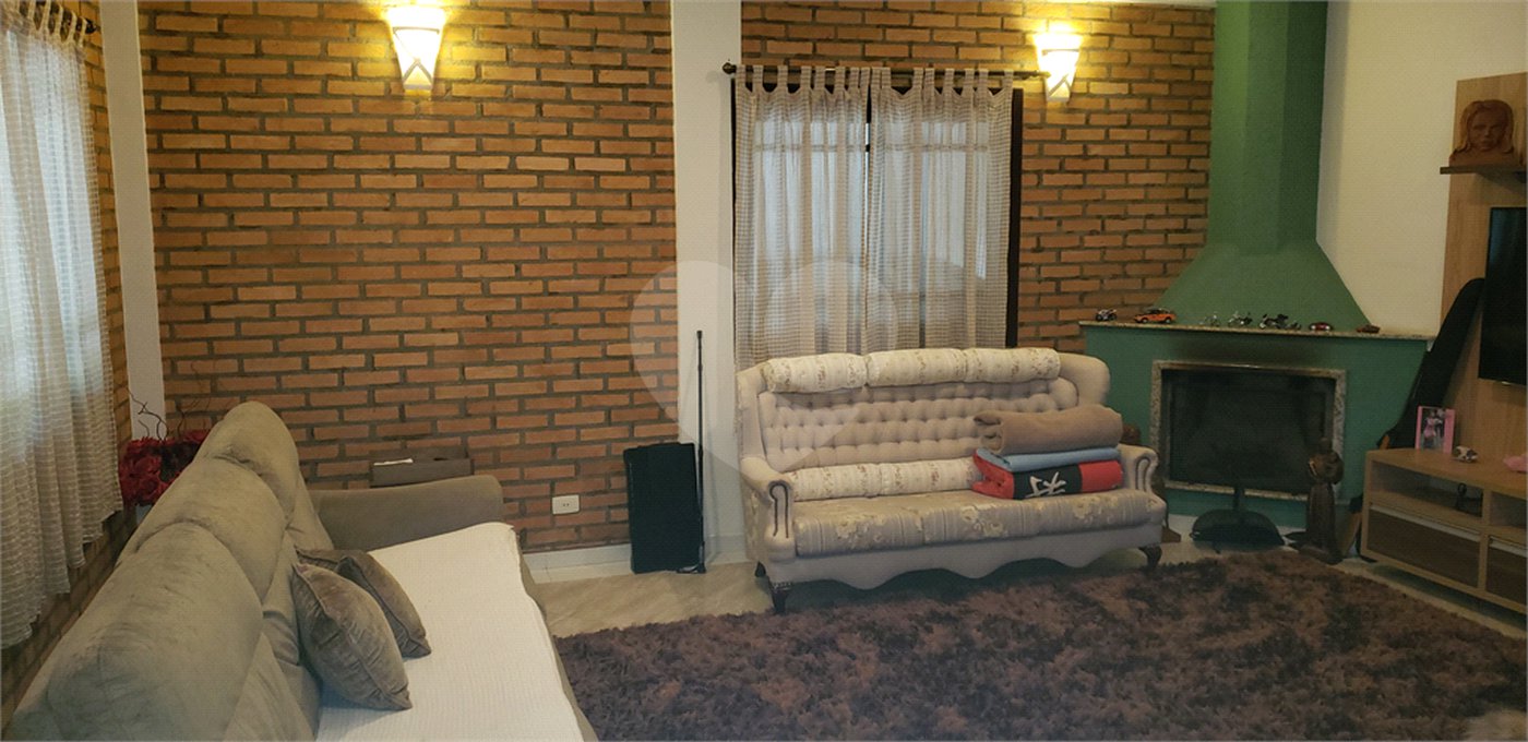 Casa à venda com 3 quartos, sendo 1 suíte, no condomínio Alpes da Cantareira, Mairiporã - SP