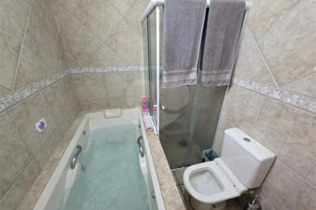 Casa térrea à venda no Douradinho com 2 quartos e edícula com mais dois quartos e 2 banheiros.