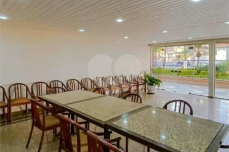 Apartamento na Vila Regente Feijó com 135m2, com 2 dorms, 1 suíte, 2 vagas. Estuda permuta.