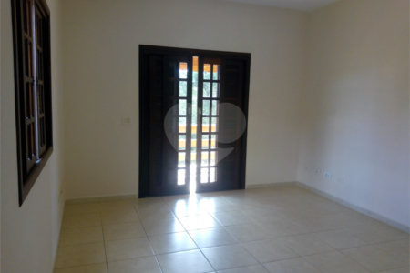 Casa em condomínio para alugar com 3 quartos, sendo 1 suíte, em Vila Petrópolis, Atibaia, SP