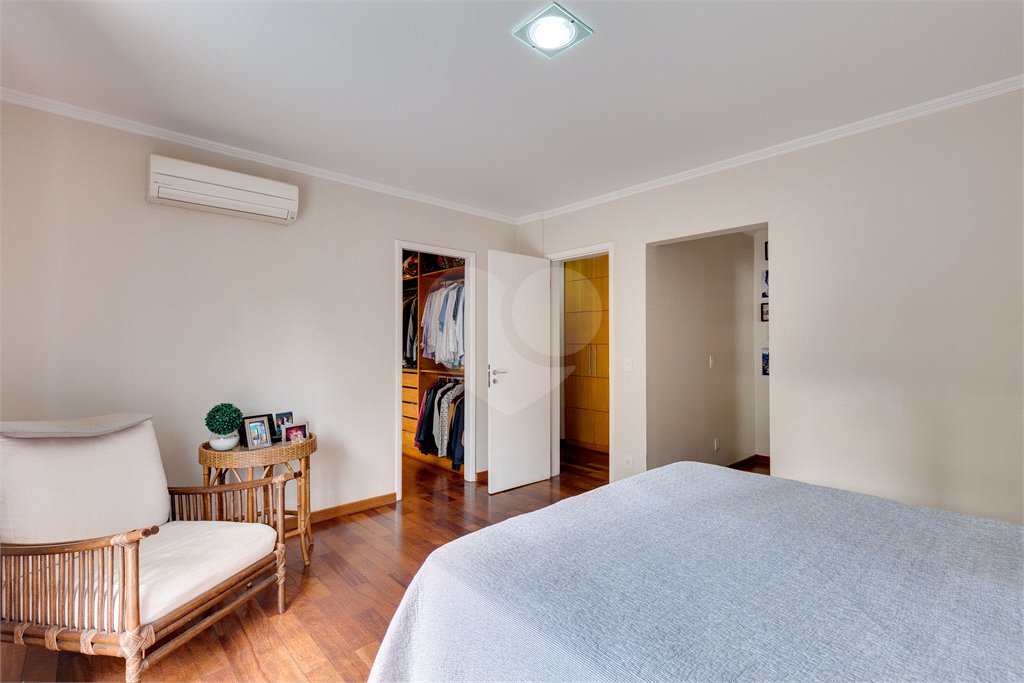 Casa à venda com 3 suítes no condomínio Vila Versalhes, São Paulo - SP
