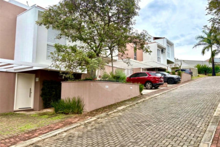 Casa à venda com 3 quartos, sendo 1 suíte, no condomínio Residencial Rio Preto Village, Atibaia - SP