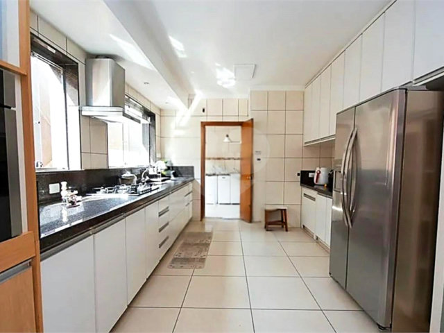 Sobrado à venda com 4 quartos, sendo 3 suítes,  em Interlagos, São Paulo, SP