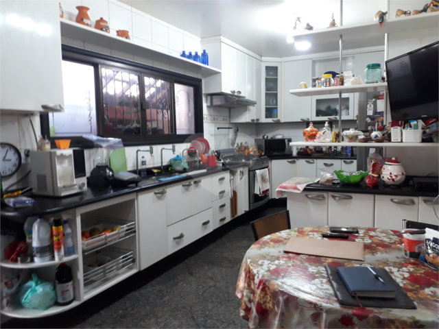 Sobrado à venda com 4 quartos, sendo 1 suíte,  em Vila Constança, São Paulo, SP