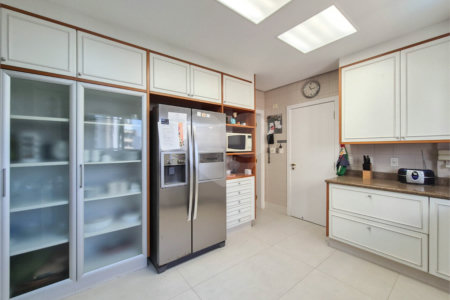 Apartamento à venda ou para alugar com 4 quartos, sendo 3 suítes, em Moema, São Paulo, SP