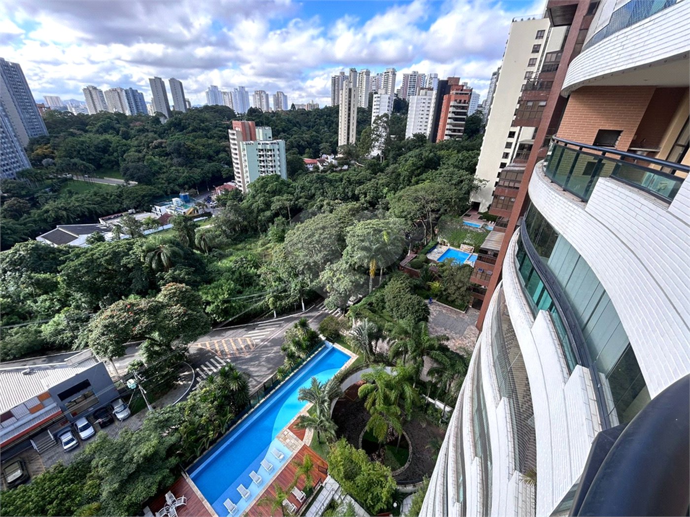 Apartamento à venda com 3 suítes em Vila Suzana, São Paulo, SP