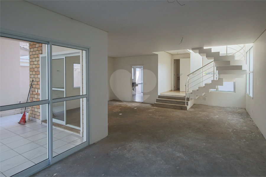Casa à venda com 4 quartos, sendo 2 suítes, no condomínio Bristol Village, São Paulo - SP