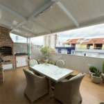 Apartamento de 100 m² à venda em Santo André, sem condomínio, com 2 quartos, 2 banheiros, móveis planejados, área gourmet e 1 vaga coberta e fixa. Excelente acabamento.