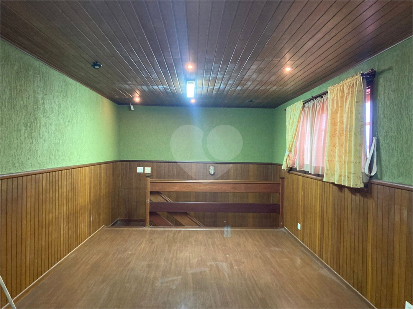 Casa Térrea com Acabamento em Tijolo Aparente e Quintal Amplo - Próximo ao Shopping Iguatemi