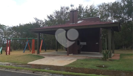 Casa à venda com 3 quartos, sendo 1 suíte, no condomínio Moradas III, São Carlos - SP