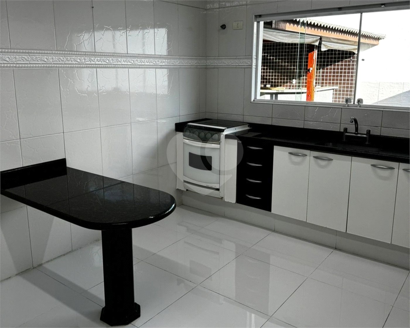 Casa à venda com 3 quartos, sendo 1 suíte, no condomínio Residencial Villa dos Inglezes, Sorocaba - SP