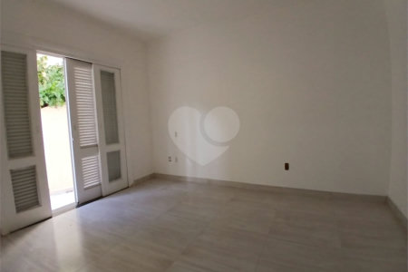 Casa à venda com 4 quartos, sendo 2 suítes, no condomínio Flamboyant, Atibaia - SP