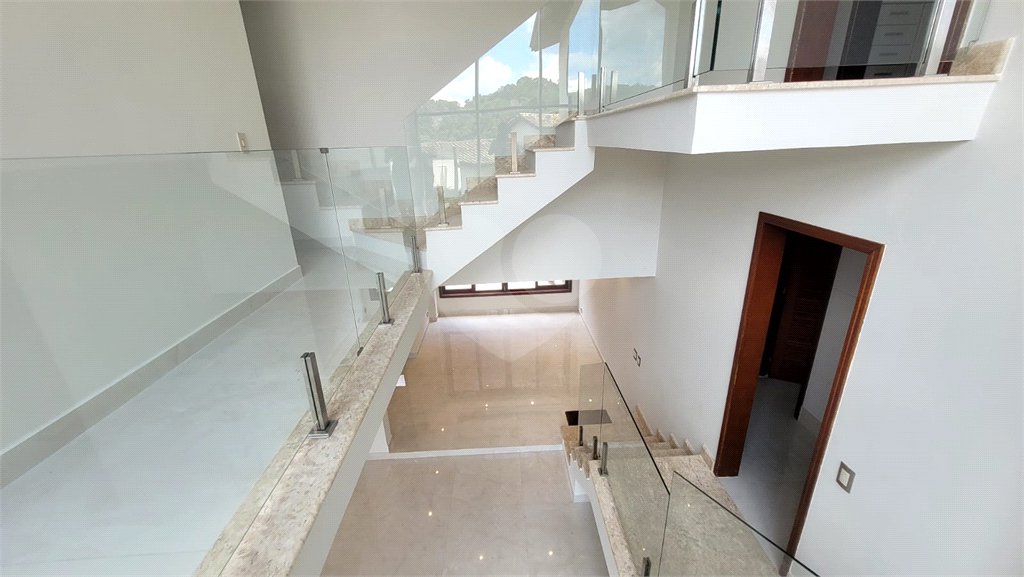 Casa à venda com 5 quartos, sendo 3 suítes, no condomínio Alpes da Cantareira, Mairiporã - SP