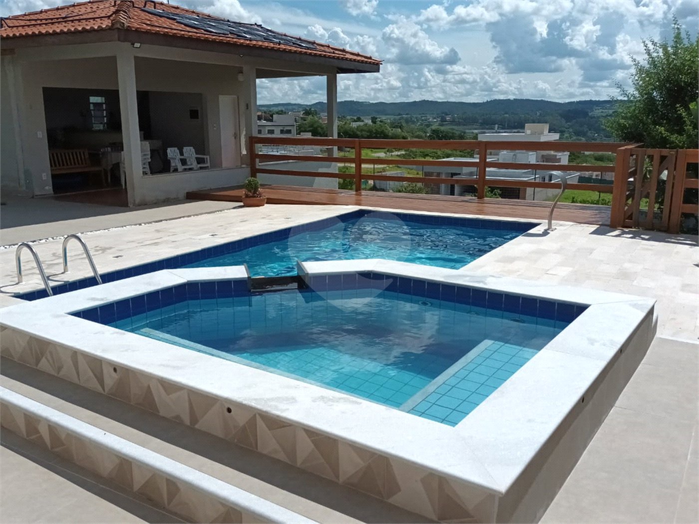Casa à venda com 3 quartos, sendo 2 suítes,  no condomínio Vila Hípica I, Vinhedo - SP