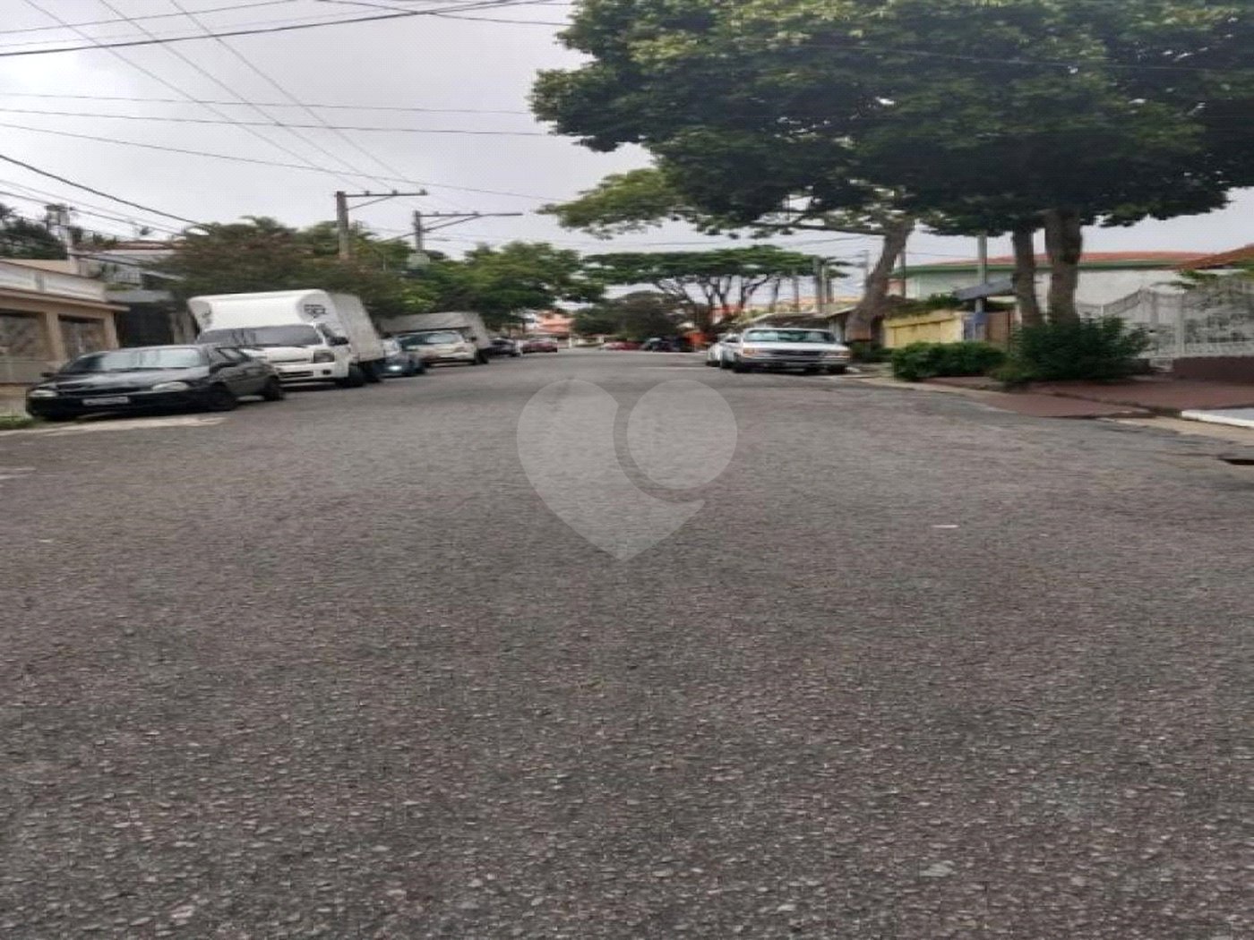 Lindo Sobrado em rua tranquila.