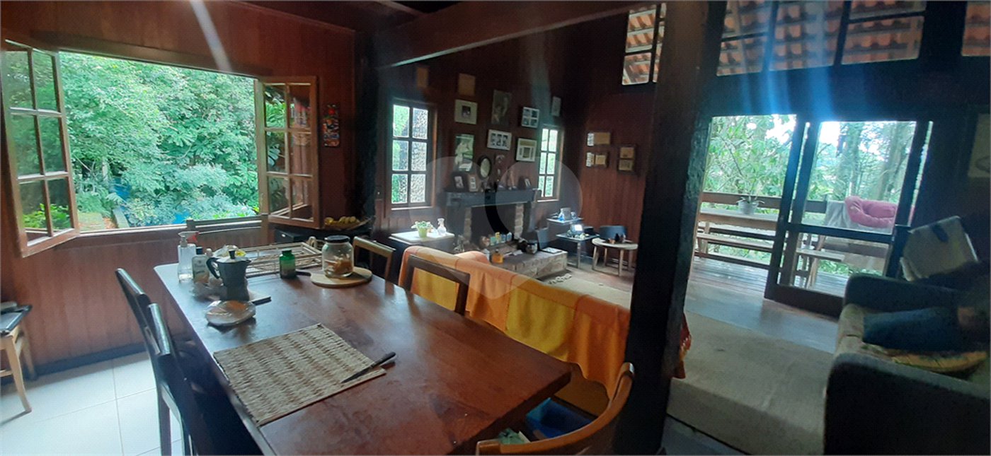 Casa à venda com 4 quartos, sendo 2 suítes, no condomínio Associação Reserva das Hortênsias, Mairiporã - SP