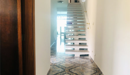 Sobrado à venda com 3 quartos, sendo 1 suíte,  em Vila Romero, São Paulo, SP