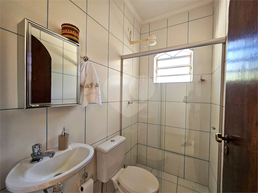 Casa térrea em Atibaia com 3 dormitórios (2 suítes), piscina, espaço gourmet, condomínio fechado