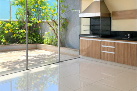 Cobertura de 255 m² com 3 dormitórios, 1 suíte, cozinha planejada, 2 vagas e área gourmet com churrasqueira.