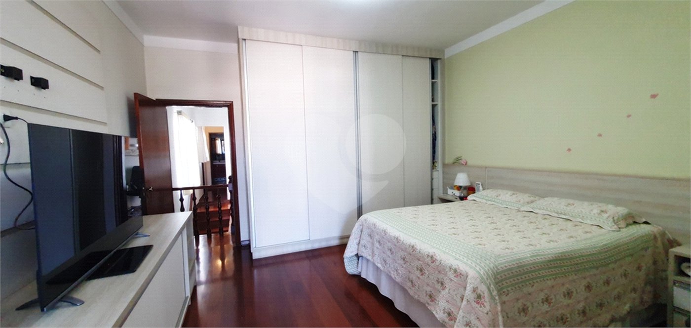 Sobrado à venda com 4 quartos, sendo 3 suítes, em Vila Paulicéia, São Paulo, SP