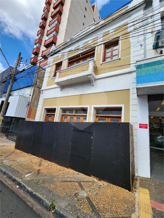 Sobrado á venda localizado no centro.