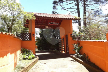 Chácara à venda com 8 quartos, sendo 3 suítes, no Centro, Toledo, MG