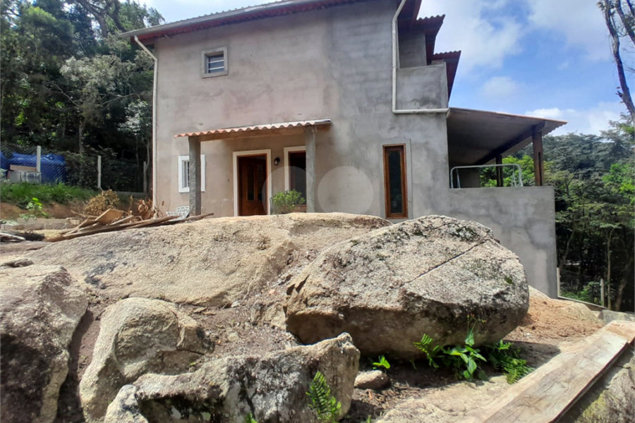 Sobrado à venda com 3 quartos, sendo 1 suíte, em Serra da Cantareira, Mairiporã, SP