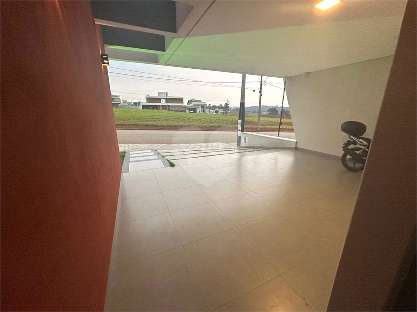 Casa à venda com 4 quartos, sendo 2 suítes, no condomínio Residencial Golden Ville, Itapetininga - SP