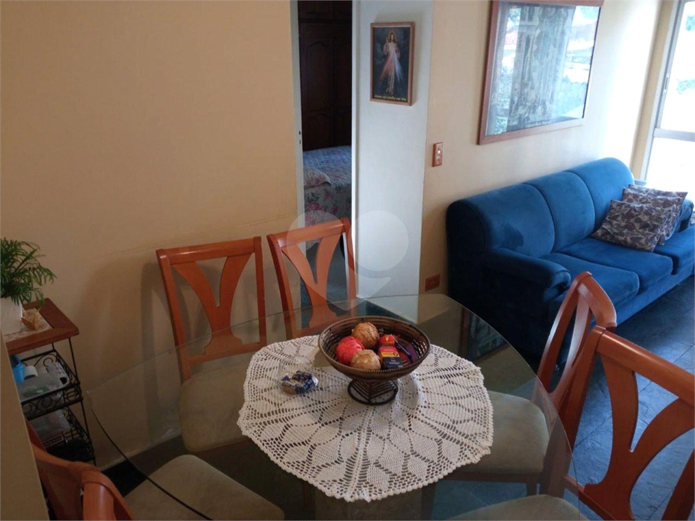 Lindo apartamento, muito bem conservado, com bom espaço interno.